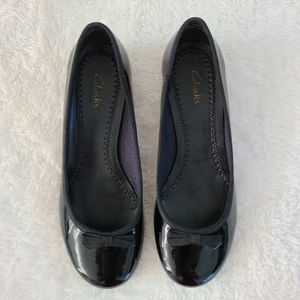 Clarks black leather round toe slip on size 5.5